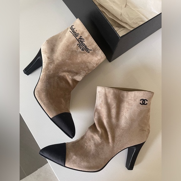 Coco Chanel Gabrielle Beige Suede CC Cap Booties Booties 38.5 - Picture 3 of 8